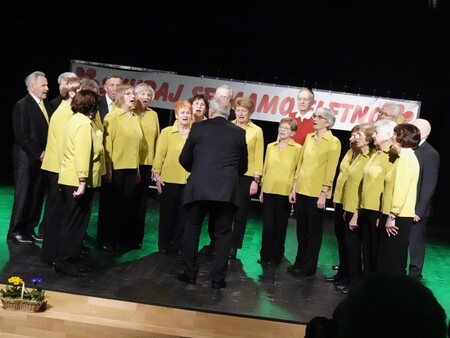 Pevci iz Komende pa so pod vodstvom Naceta Gorjanca zapeli tri pesmi